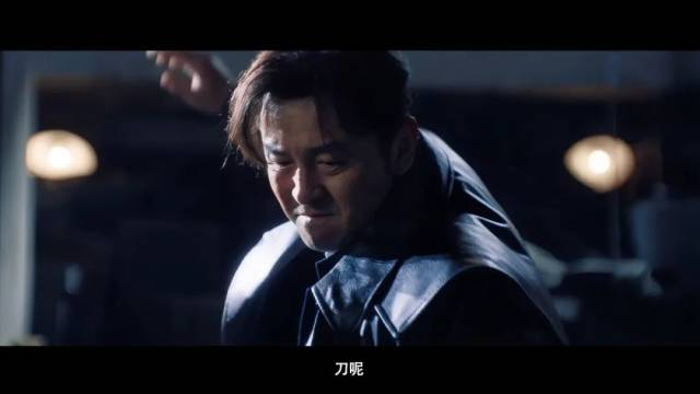 雷佳音扮演的警察局长薛至武,不惜任何代价要置詹周氏于死地。图源电影《酱园弄》