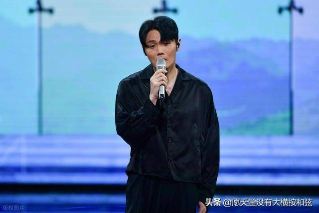 所以,回到最初的问题:为什么李荣浩能靠一首歌年入2000万?不是因为唱得好,而是他看得远。在你纠结这首歌能否火时,他在想:这首歌版权归谁。这,才是真正的差距。你第一次听《李白》是什么时候?评论区聊聊。