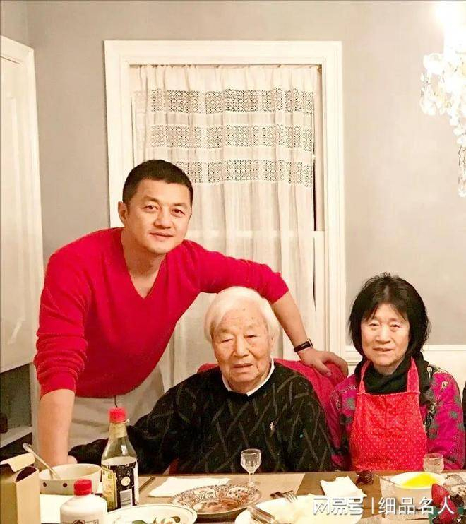 李亚鹏深感懊悔,认为自己不该放弃演艺事业去从商。张平一直为儿子的选择感到焦虑,她曾劝过李亚鹏,但李亚鹏固执己见,没有听从母亲的建议。如今,李亚鹏辛苦工作,每赚到一笔钱就要用于偿还债务,根本无法享受生活。母亲张平十分心疼儿子,看到李亚鹏为债务而疲惫不堪,她对儿子的一生有着两个未能实现的遗憾,这也成了李亚鹏心中难以解开的结。