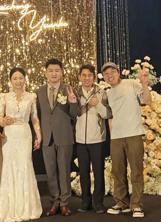 如果换作许多走红艺人,遇到发小婚礼,多半抽不出时间亲自前往,最多派助理送个红包就算尽了面子。而徐志胜却专门利用五一假期亲自到场,这本身就是对多年友情的珍视。网友们纷纷表示,娱乐圈里不乏因走红而疏远旧友的例子,而徐志胜这种不飘、不装的态度最令人感动。无论走得多远,他始终保持初心,珍惜与少年时期朋友的情谊。这份质朴而重情的特质,正是他最打动人心的地方,也让许多人羡慕他和发小之间那份从小积累的深厚情谊。
