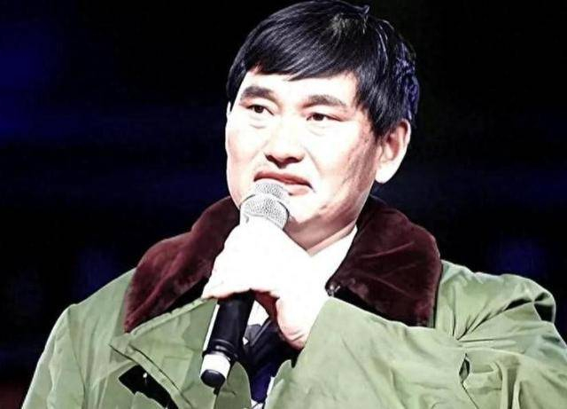 如今,他依然住在单县朱楼村的老宅里,院子里有一棵枣树,春天开花,秋天打枣。儿子在县医院当放射科医生,儿媳则是小学音乐老师,周末他们常常回来,陪着他一起割韭菜、修理院墙。有人曾拍到他蹲在地头擦拭锄头,后脖颈上的皮肤晒得脱了皮,手机却响了,原来是曲阜那边又加了一场演出——6月12号,孔庙广场,他将唱《在希望的田野上》。他接完电话,顺手将锄头插进了泥土里,仰头喝了一口凉白开,水珠顺着下巴流进衣领,却没有擦去。