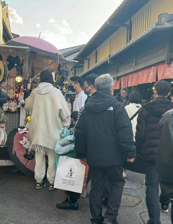 除了观看比赛,何猷君和奚梦瑶还专门请来篮球明星指导儿子打球,全方位地激发他的运动潜力。奚梦瑶也时常在社交平台分享儿子打篮球的瞬间,展现出全家对这项运动的高度重视与支持。 奚梦瑶与何猷君的家庭旅行,从不追求奢华和炫耀,而是更看重陪伴、体验和安全感。他们深知,真正的富养不是最昂贵的物质,而是最稳定的陪伴。何猷君曾坦言,自己童年时因为父亲工作繁忙而缺少陪伴,因此他下定决心,绝不会让这样的遗憾再次发生。无论多忙,他都会每月安排固定的亲子时光。在旅行中,保姆和保镖会随行,但始终保持一定距离,既能保障安全,又不破坏家庭的亲密氛围,这种保护也被形容为看得见却感觉不到。