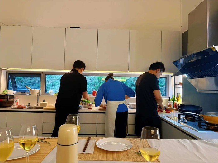 不可否认,作为知名编剧和制片人,于正(代表作《延禧攻略》)对社交媒体的运作早已驾轻就熟。他力捧好友、护短反击的风格,过去几年屡见不鲜。而晚晚作为艺术圈的流量担当,本身就自带话题属性。两人联手,无论初衷如何,结果都是——热搜登上了,讨论来了。至于晚晚是否真的怀孕,两人是否真的如于正所言上辈子就认识,或许并不重要。在这个流量为王的时代,有时争议本身,便已成为答案。