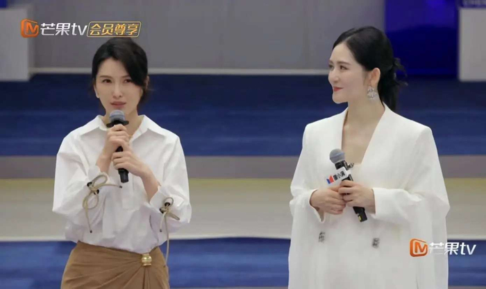 如今,节目邀请了许多30岁以上的姐姐们来参赛,这一届的姐姐们实力超群,虽然有些姐姐对观众来说还不够熟悉,但她们的每一次亮相都带来惊艳表现。徐洁儿、张月、李小冉等人便是其中的佼佼者。这个节目不仅展现了她们的才华,也传递了积极向上的价值观,帮助她们找到了属于自己的舞台,重新定义自己,勇敢做最好的自己。无论前方的道路多么曲折,她们都将以坚定的步伐勇往直前,迎接属于她们的辉煌时刻。