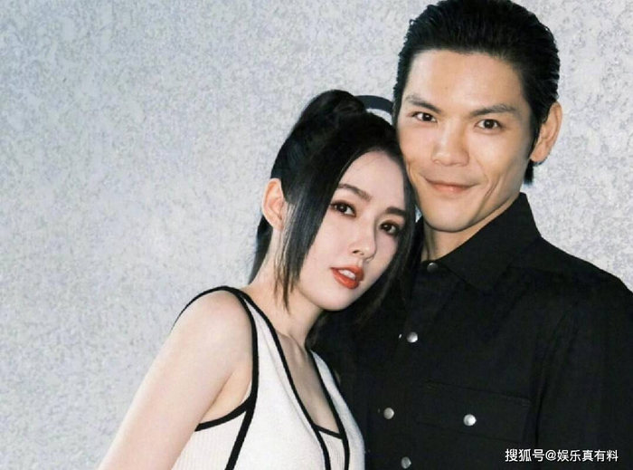 郭碧婷与向家的关系本质是情感需求与资源互补的完美结合。向太通过宠爱郭碧婷获得“母女般”的情感满足,同时保障家族传承。郭碧婷以温柔独立的姿态,赢得尊重、自由与财富保障。向佐在妻子影响下成长为有责任感的丈夫,巩固家庭稳定。正如向太所言:“儿媳妇开心,全家就开心”——这种以郭碧婷为情感枢纽的家族生态,重新定义了豪门婆媳关系的可能性。