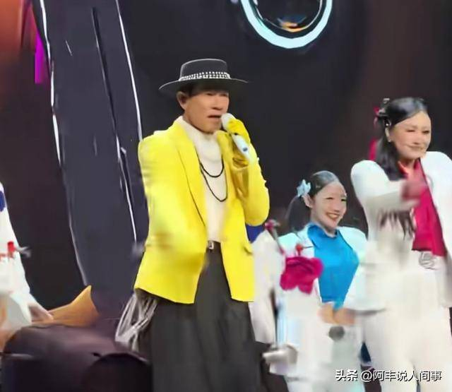 陈小春59岁,在舞台上边唱边哭、边改边道歉,这种真诚确实动人。但真正应该被记住的,不只是他的情绪,而是这件事暴露出的结构问题。 如果每一次观演体验的修复,都必须依赖艺人现场认错+整改,那消费者权益的保障,本质上就仍然停留在一种极其脆弱的状态里。